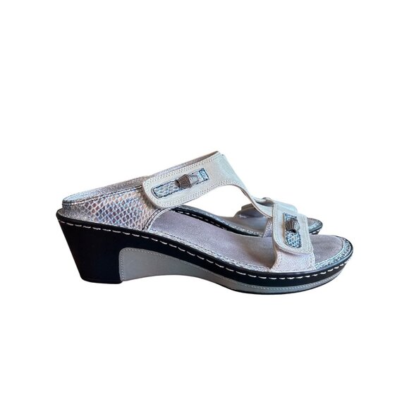 Alegria Lara Wedge Sandal Slip On Pearl White Silver Snake Print Size 40 Leather - Picture 2 of 11